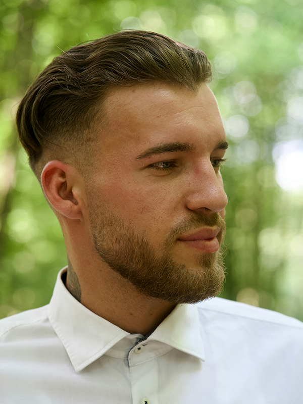 Lang slick back med man bun