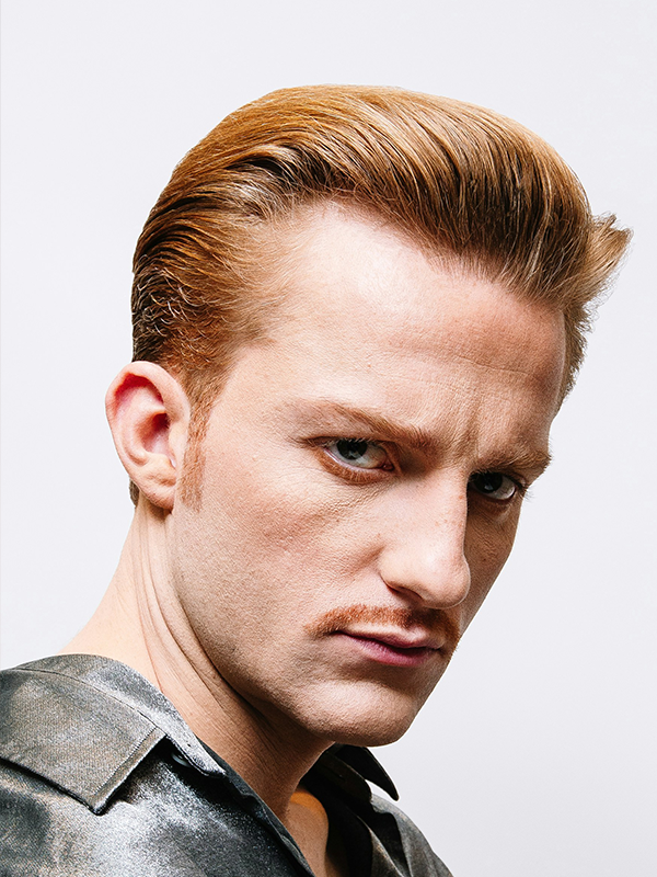 Slick back middle part, hår med skilning i midten og lagt bagud