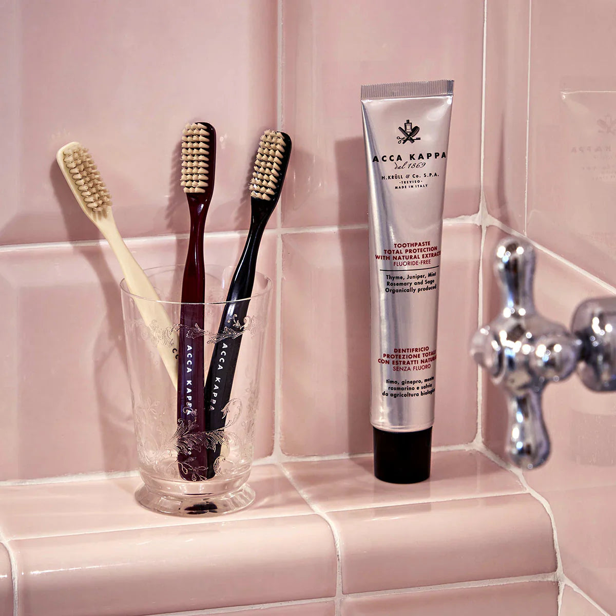 Acca Kappa Tooth Brush – Vintage Nylon – Medium – Black